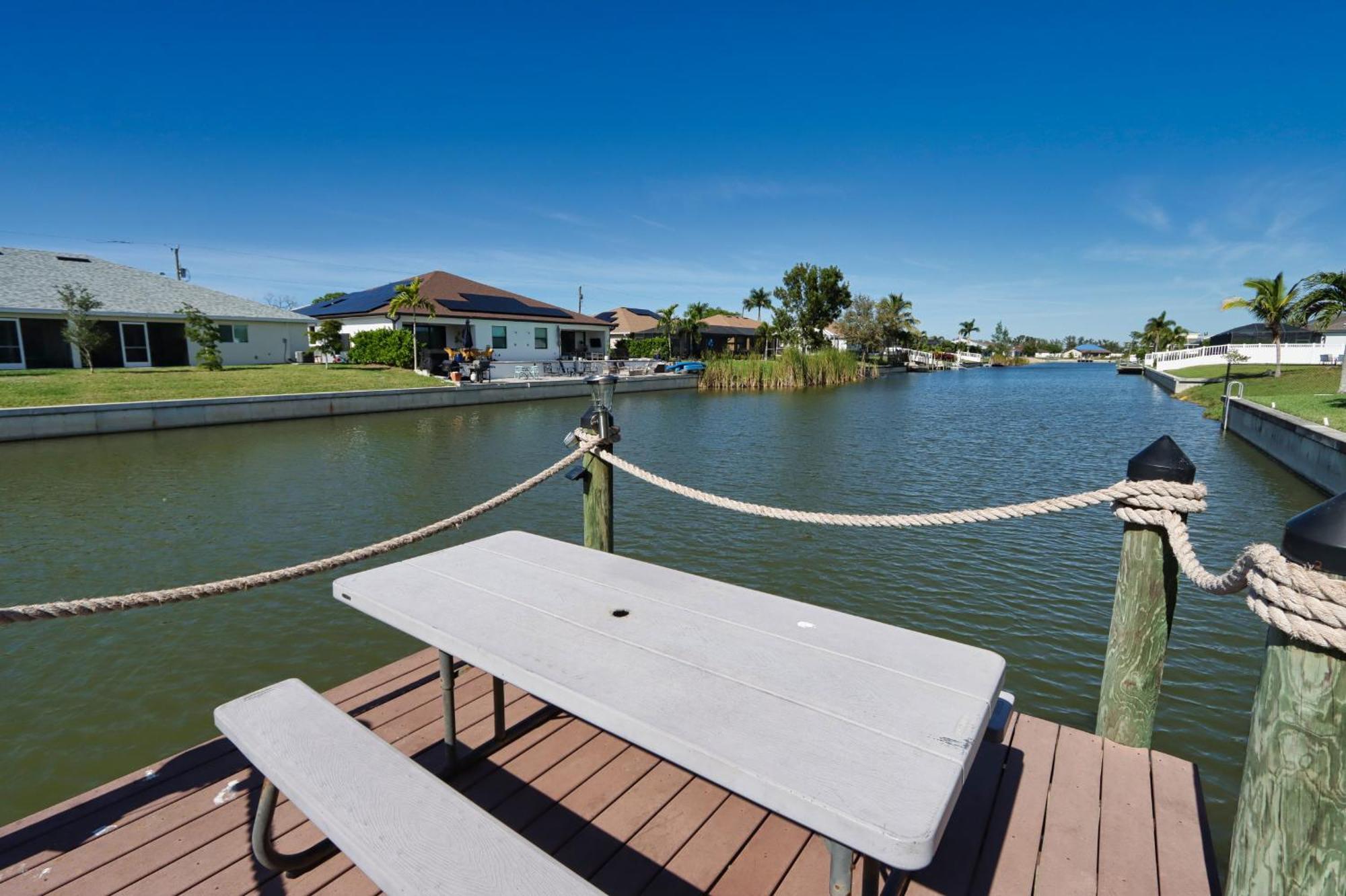 Enchanting Home Nestled Serenely Along A 100-Foot Freshwater Canal - Palm Breeze Cape Coral Exterior photo