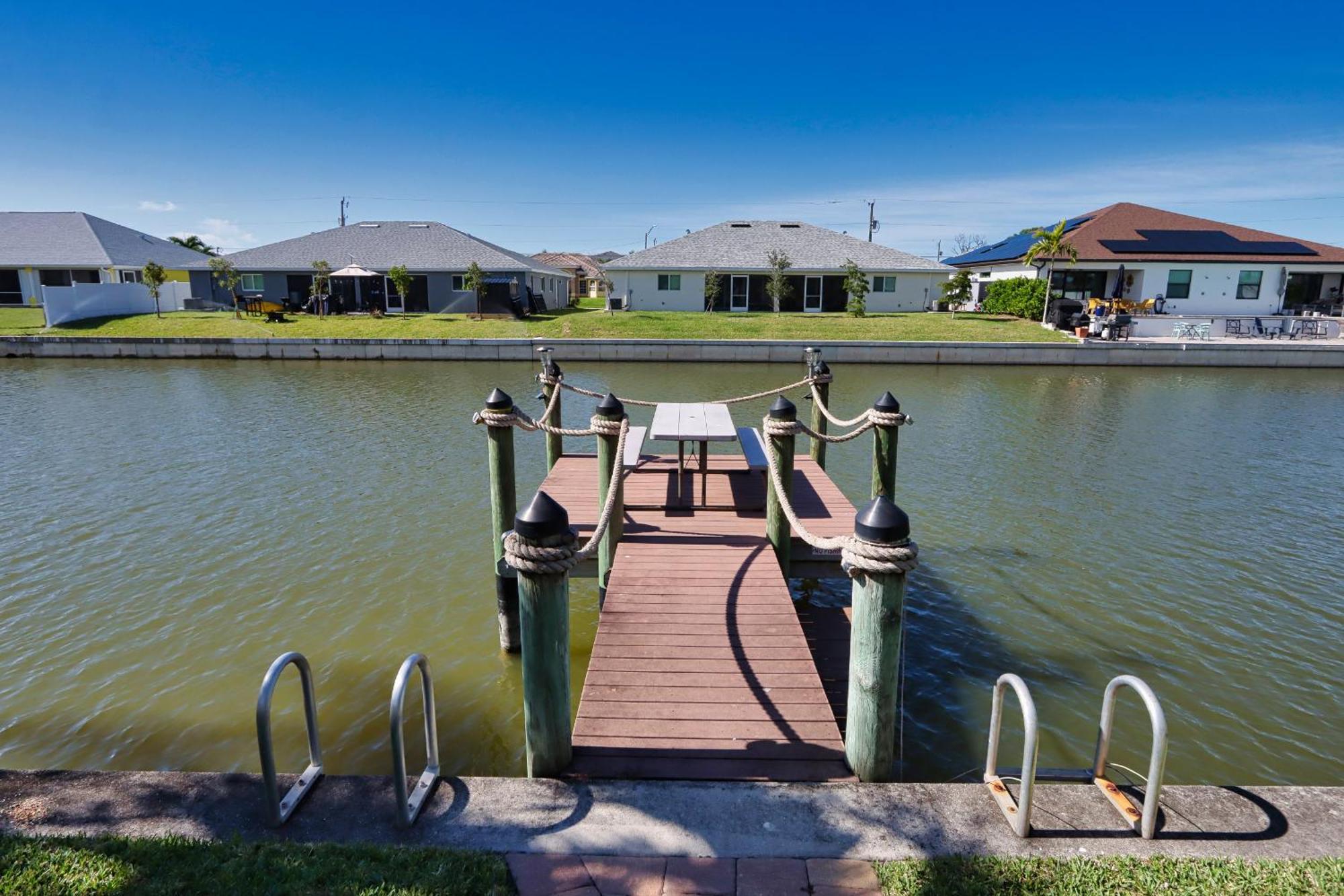 Enchanting Home Nestled Serenely Along A 100-Foot Freshwater Canal - Palm Breeze Cape Coral Exterior photo